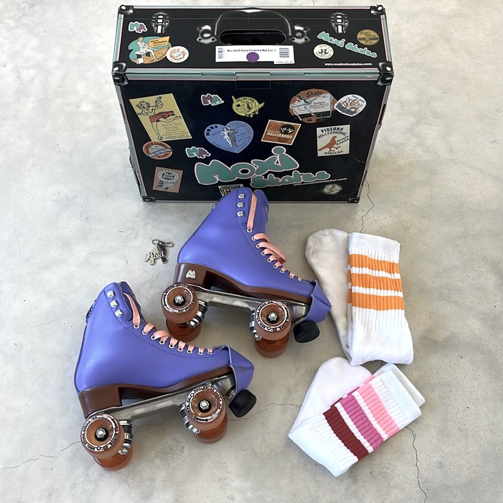 Moxi Beach Bunny Roller Skates • Periwinkle Sunset • Size 6 (Fits US Women's 7)